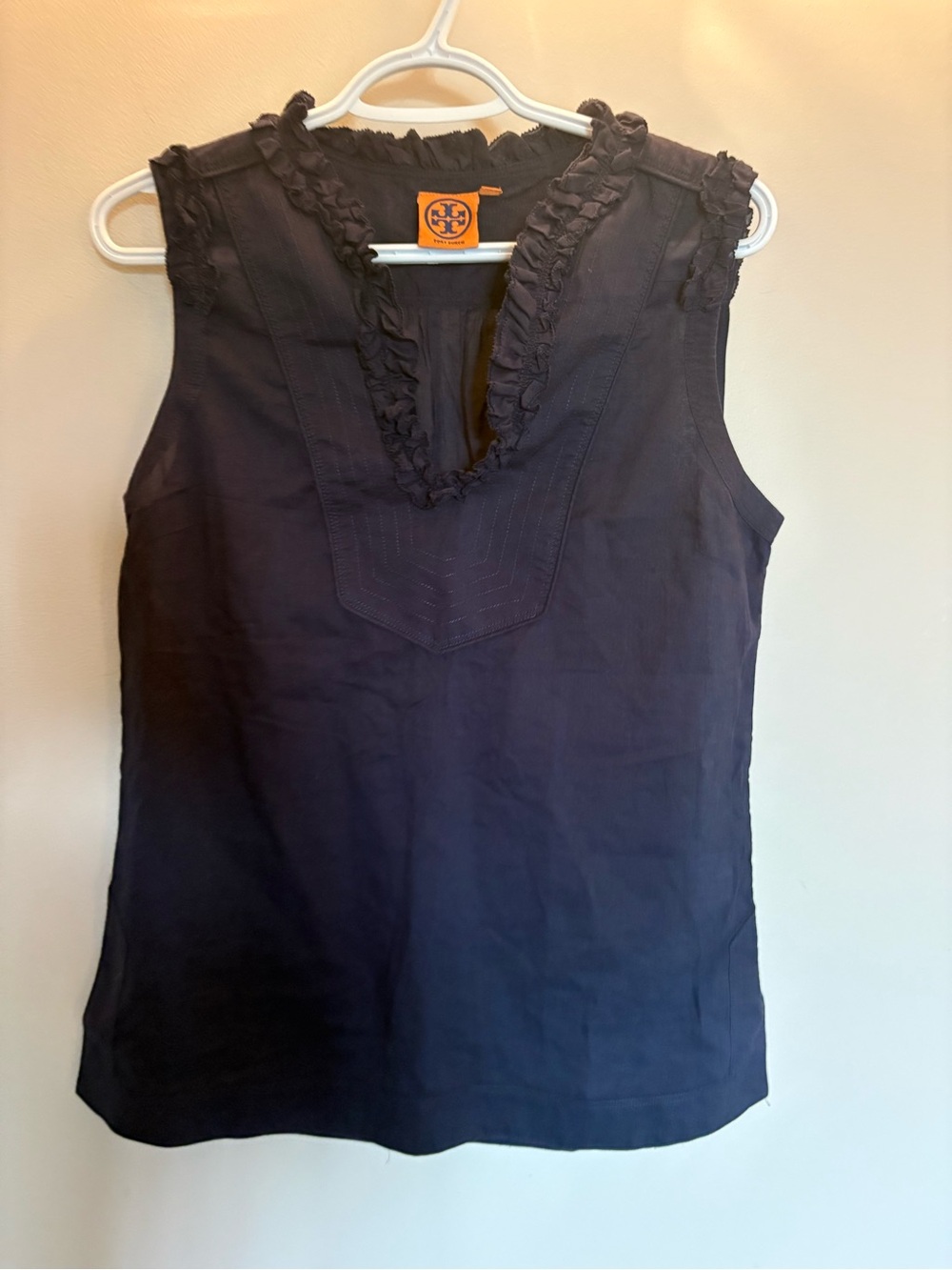 Tory Burch 100% coton Sleeveless Ruffle V-Neck Top in Navy fits like small